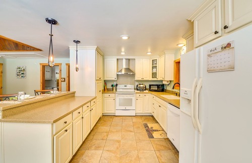 Athol Cottage | Athol Vacation Rental w/Mountain Views!