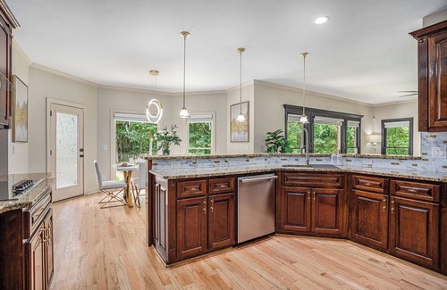 Stockbridge House | Atlanta Luxurious 6000 SqFt 9 Bedrooms w/Hot Tub