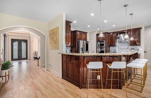 Stockbridge House | Atlanta Luxurious 6000 SqFt 9 Bedrooms w/Hot Tub