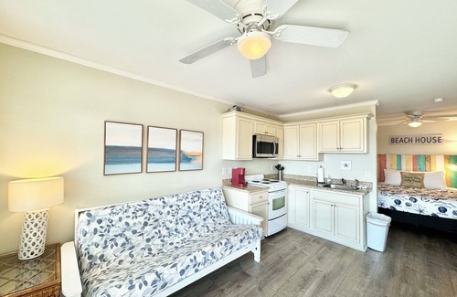 Atlantic Beach Condo | Atlantic Beach Beachside Studio Getaway Kitchen Pool