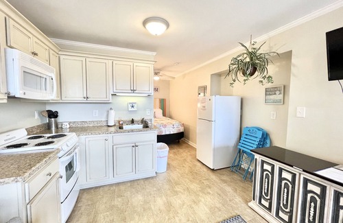 Atlantic Beach Condo | Atlantic Beach Beachside Studio Getaway Kitchen Pool