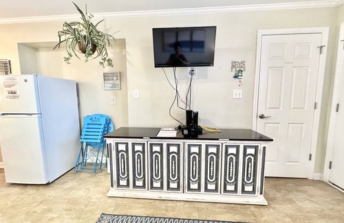 Atlantic Beach Condo | Atlantic Beach Beachside Studio Getaway Kitchen Pool