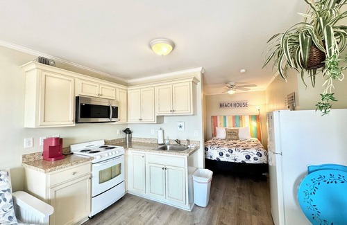 Atlantic Beach Condo | Atlantic Beach Beachside Studio Getaway Kitchen Pool