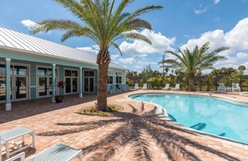 Merritt Island Boat Rental | Atlantis 2-Bedroom Floating Home