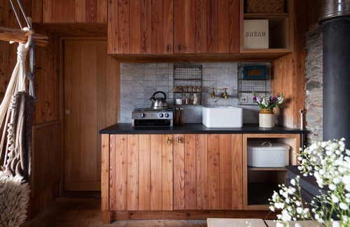 Newton Ferrers Cabin | Atlantis - a boathouse that sleeps 2 guests in 1 bedroom