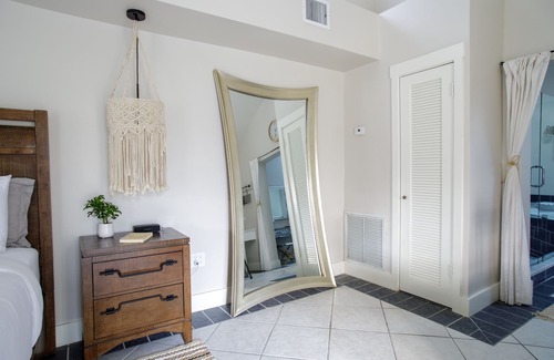 Midtown Villa | Atlantis House Palm Suite, close to beach, off street parking, renovated