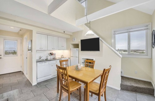 Napeague Apartment | Atlas' Cozy 1BR Beachside Home | TennisLoftWiFiPKG