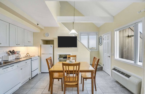 Napeague Apartment | Atlas' Cozy 1BR Beachside Home | TennisLoftWiFiPKG