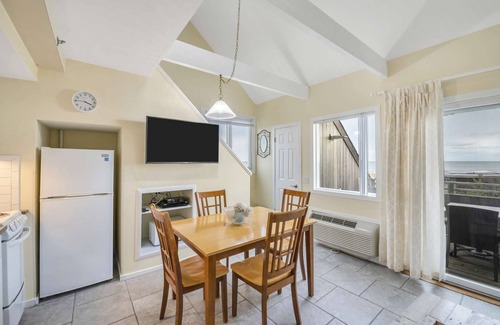Napeague Apartment | Atlas' Cozy 1BR Beachside Home | TennisLoftWiFiPKG