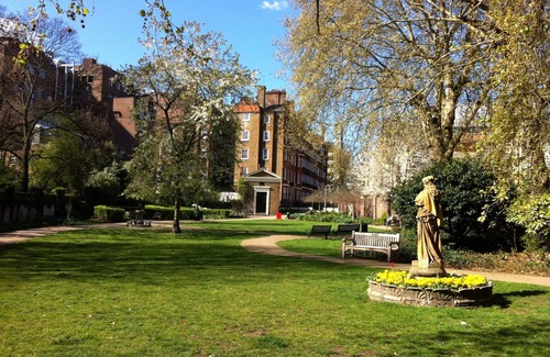 Kings Cross St. Pancras Apartment | Atmospheric Bloomsbury Flat With A Green View