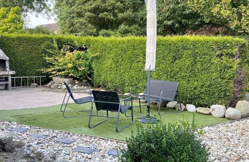 Tzummarum Ski Chalet | Atmospheric chalet with beautiful garden, on a holiday park near the Wadden Sea