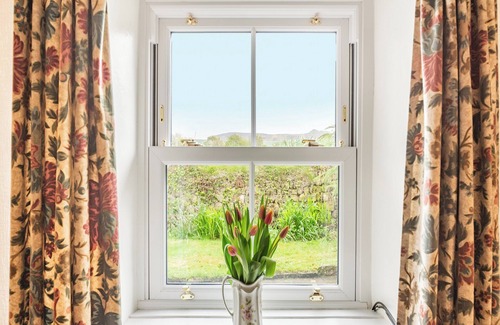 Garn Fadryn Cottage | Attached cottage tucked down a pretty lane only a short drive from Pwllheli.