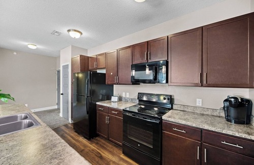 West Des Moines Apartment | Attached Garage | Private Balcony | Gym & Tanning