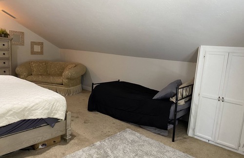 Newhall House | Attached guest suite in beautiful quiet neighborhood