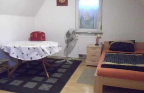 Dannstadt-Schauernheim House | Attic apartment with open entablature