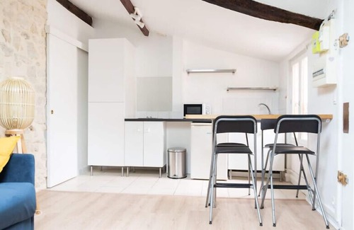 Saint-Mande Apartment | Attic apartment with exposed beams