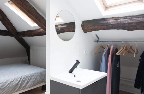 Saint-Mande Apartment | Attic apartment with exposed beams