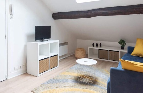 Saint-Mande Apartment | Attic apartment with exposed beams