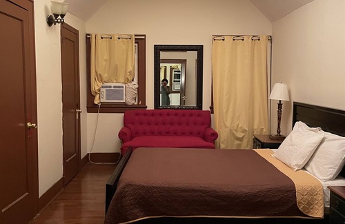 Newark House | ATTIC APT 1 BED WALK THOUGH HOUSE UP