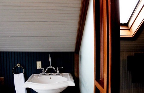 Seaview Hotel | Attic Queen With Clawfoot Tub at Shelburne Hotel, Peaceful Seaview!