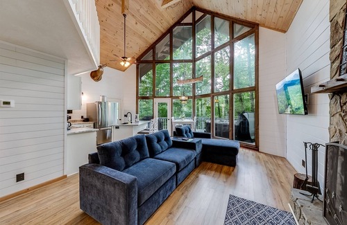 Sautee Nacoochee House | Attitude Adjustment - Treetop Chalet in Sky Lake – Rustic Charm with Hot Tub &
