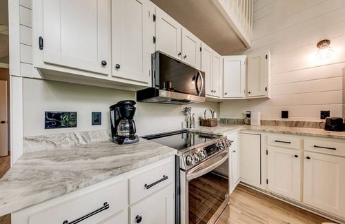 Sautee Nacoochee House | Attitude Adjustment - Treetop Chalet in Sky Lake – Rustic Charm with Hot Tub &