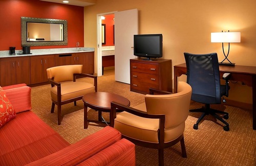 West Dundee Resort | Attractions Nearby! 4 Pet-Friendly Units, Pool, FREE Parking, Close to NOW Arena