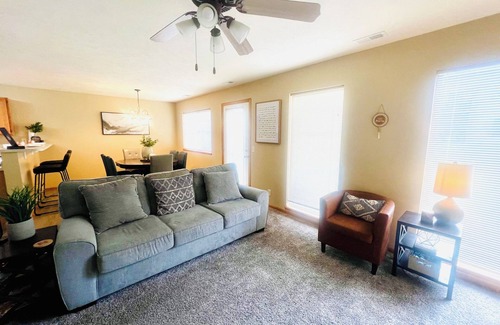 Lincoln House | Attractive 3bedroom townhome in very desired S.East Lincoln neighborhood 🏠 ☺️