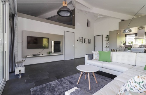 Makkum House | Attractive 4-person Star Deluxe bungalow with whirlpool, bathtub, and jetty at Beach Resort Makkum on the IJsselmeer.