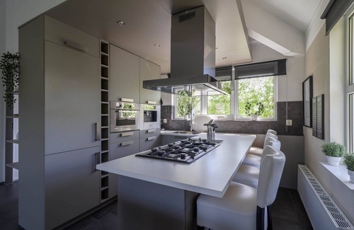 Makkum House | Attractive 4-person Star Deluxe bungalow with whirlpool, bathtub, and jetty at Beach Resort Makkum on the IJsselmeer.