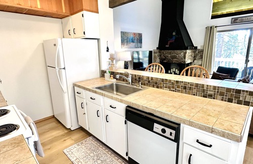 Kings Beach House | Attractive all-season townhome! Less than 10 min to Northstar, 3 min to beach!