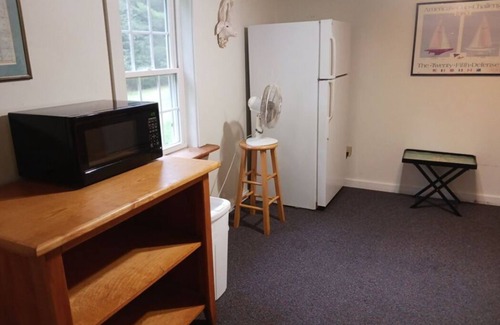 Franklin Apartment | ATTRACTIVE AND COMFORTABLE 2 BEDROOM/1 BATH UNIT WITH WONDERFUL VIEWS