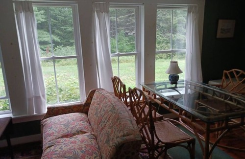 Franklin Apartment | ATTRACTIVE AND COMFORTABLE 2 BEDROOM/1 BATH UNIT WITH WONDERFUL VIEWS
