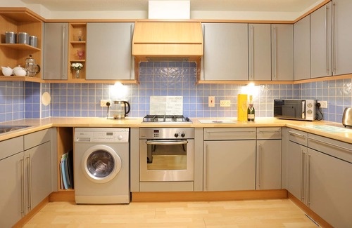 Bonnington Apartment | Attractive central apartment with wifi and parking.