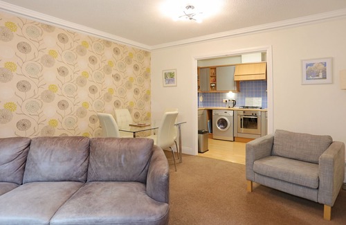 Bonnington Apartment | Attractive central apartment with wifi and parking.