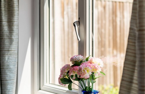 Hillside Apartment | Attractive garden studio apartment in Wimbledon, London, close to tube, WiFi