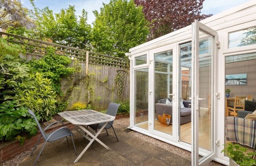 Stratford-upon-Avon House | Attractive 2 Bed in a Quiet cul-de-sac w/Parking | Pass the Keys