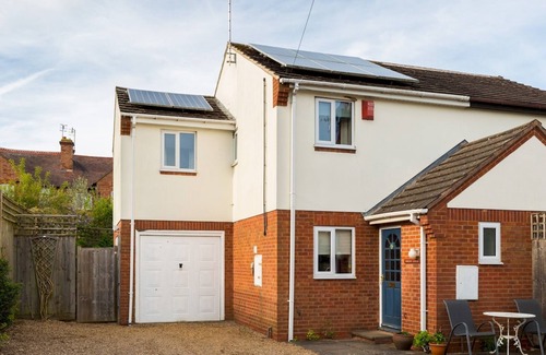 Stratford-upon-Avon House | Attractive 2 Bed in a Quiet cul-de-sac w/Parking | Pass the Keys
