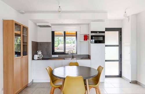 Malaucene House | Attractive Holiday Home in Malaucène with Terrace