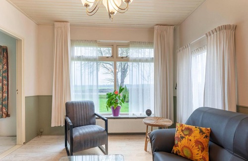 Spier House | Attractive holiday home in Spier with garden