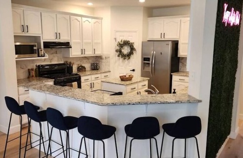 Woods Of Brushy Creek House | ATX Arcade, Theater, & Poolside Oasis! Pet & Kid Friendly!