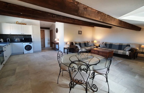 Magalas Apartment | 'Au Coeur des Vignes' - private apartment & garden