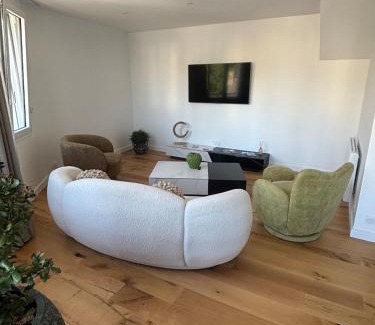 Huelgoat Apartment | Au coeur du chaos