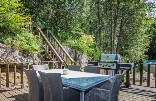Labelle Ski Chalet | Au Pieds du Lac - chalet bord de l’eau avec spa!