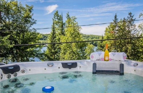 Labelle Ski Chalet | Au Pieds du Lac - chalet bord de l’eau avec spa!