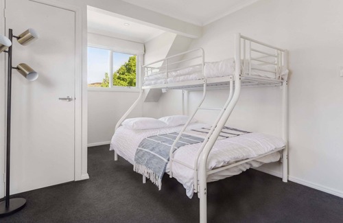 Mount Eliza Apartment | Elegant, Modernly Styled 4BR Melbourne Gem