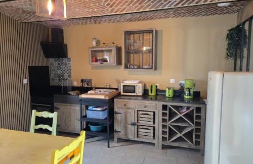 Gosnay Apartment | AU TEMPS JADIS - Gîte Atypique dans une ancienne Etable Cour privée