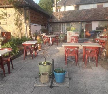 Moulins Engilbert Hotel | Auberge Du Bon Coin