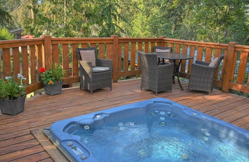 Golden House | Auberge Kicking Horse Guest House