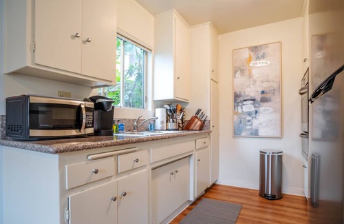 Alhambra Apartment | ☝Auburn Breeze · WIFI · CAL King Bed · Parking Included☝